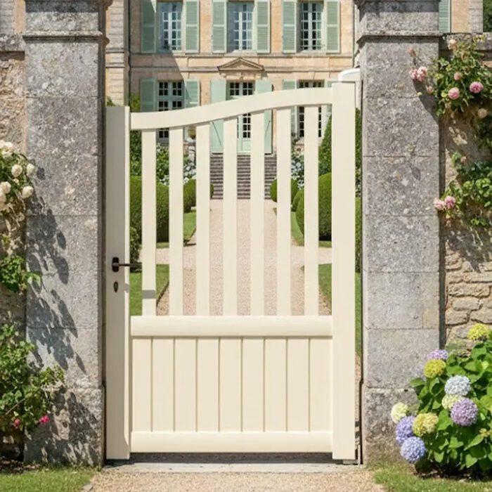 Portillon aluminium LEV crème devant une maison ancienne