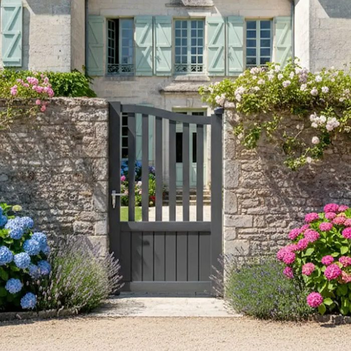 Portillon aluminium LEV gris anthracite devant un mur en pierre