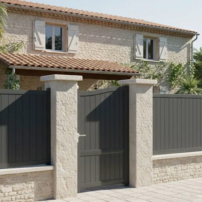 Portillon aluminium MARA gris anthracite devant une maison normande