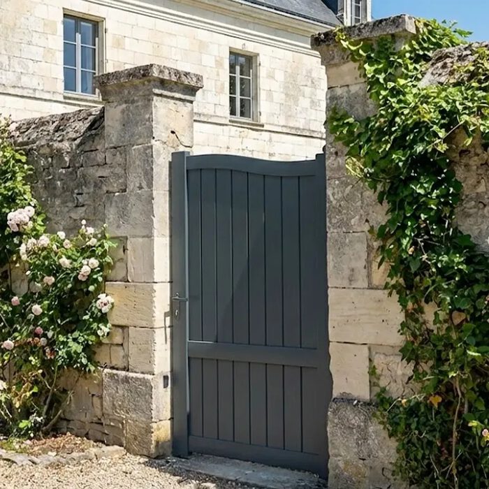 Portillon aluminium MARA gris devant une maison ancienne