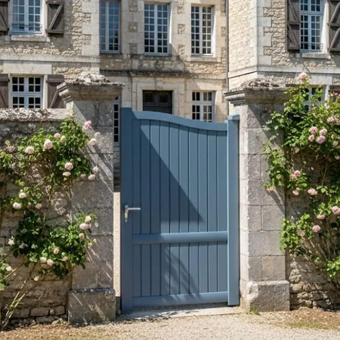 Portillon aluminium MARA bleu gris devant une demeure en pierre