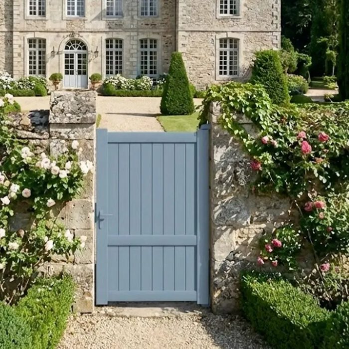 Portillon aluminium MEL bleu gris devant une demeure ancienne
