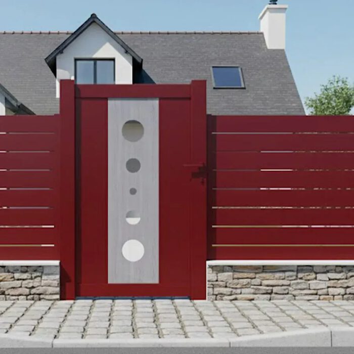 Portillon aluminium MIL rouge devant une maison bretonne
