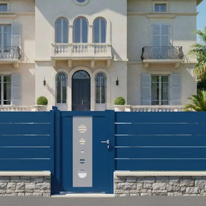 Portillon aluminium MIL bleu devant une maison de maître