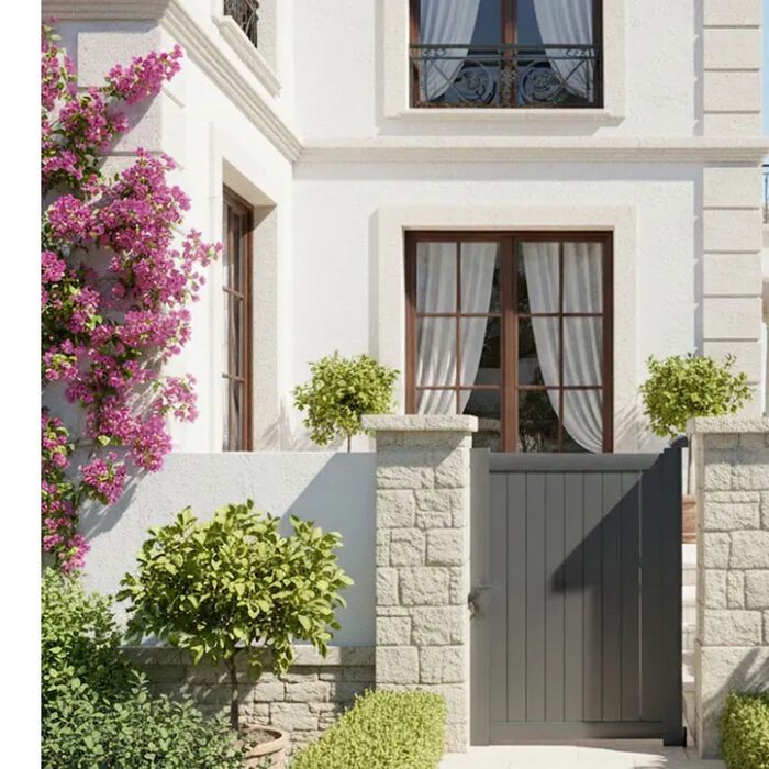 Portillon aluminium NATI gris devant une villa