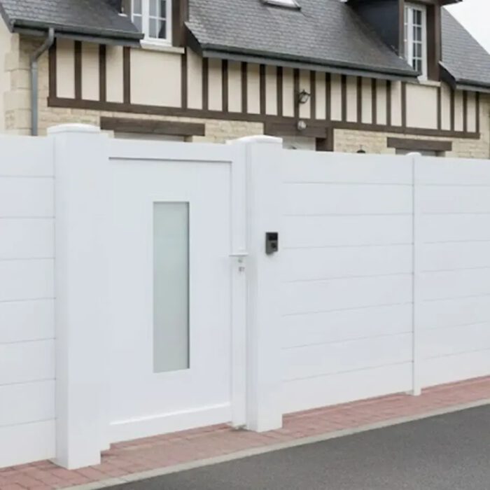 Portillon aluminium ORC blanc devant une maison normande