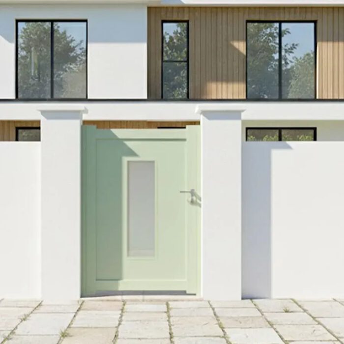 Portillon aluminium ORC vert pâle devant une maison contemporaine