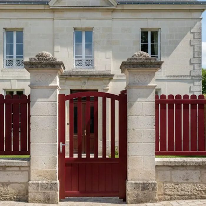 Portillon aluminium PIL rouge avec sa clôture assortie