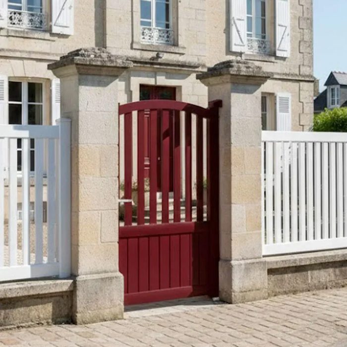Portillon aluminium PIL rouge devant une maison ancienne