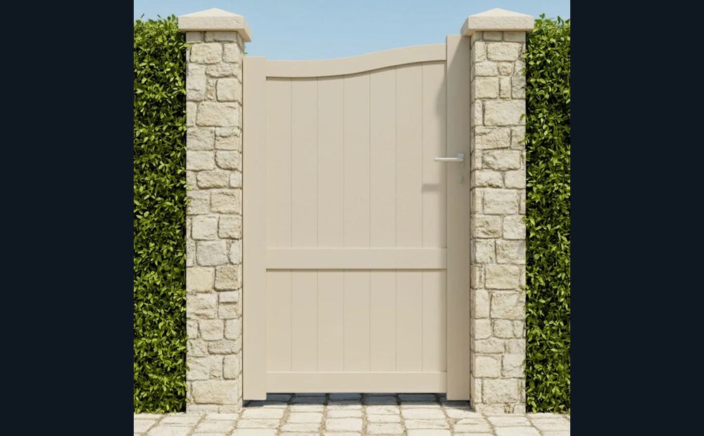 Portillon aluminium PLATA beige posé entre deux piliers en pierre