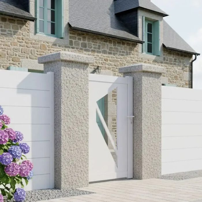 Portillon aluminium PRIBI blanc devant une maison normande