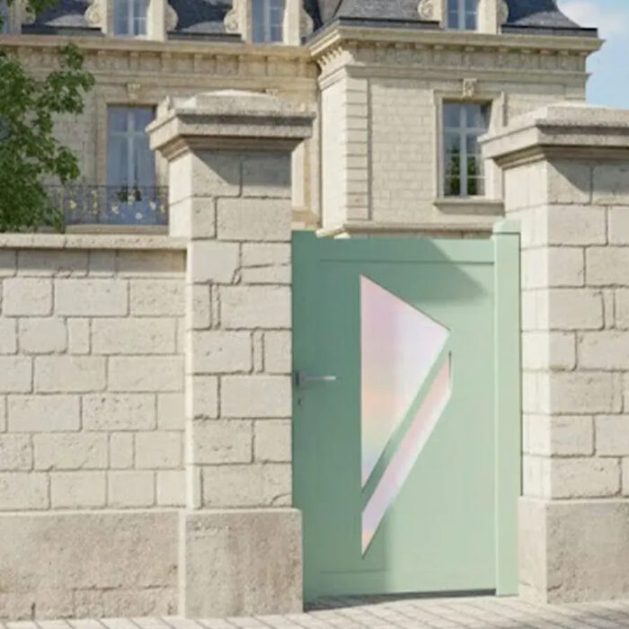 Portillon aluminium PRIBI vert amande entre deux piliers en pierre