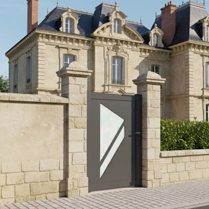 Portillon aluminium PRIBI gris anthracite devant une maison de maître
