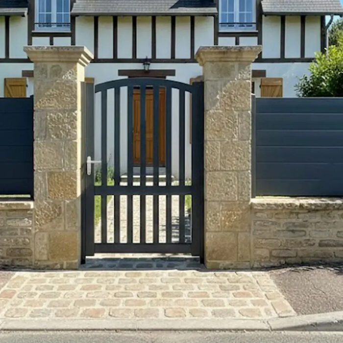 Portillon aluminium ROC gris anthracite entre deux piliers en pierre