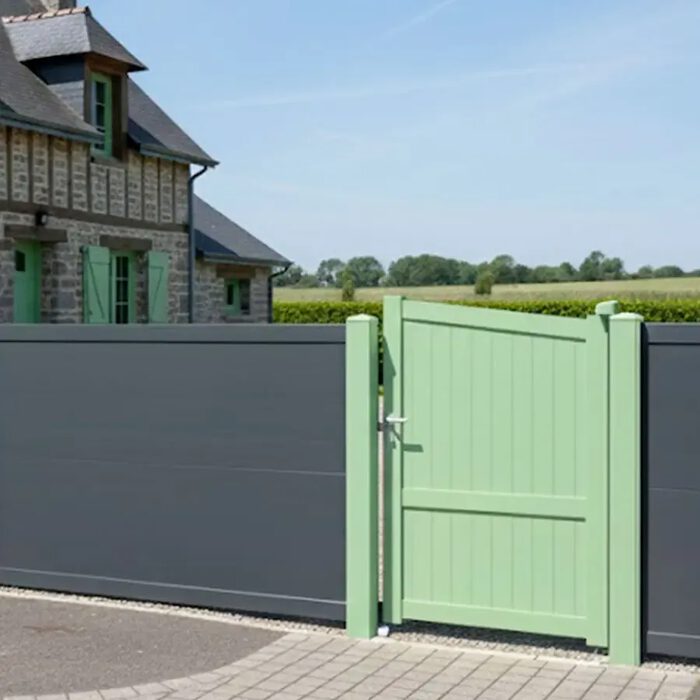 Portillon aluminium SEA vert d'eau devant une maison normande