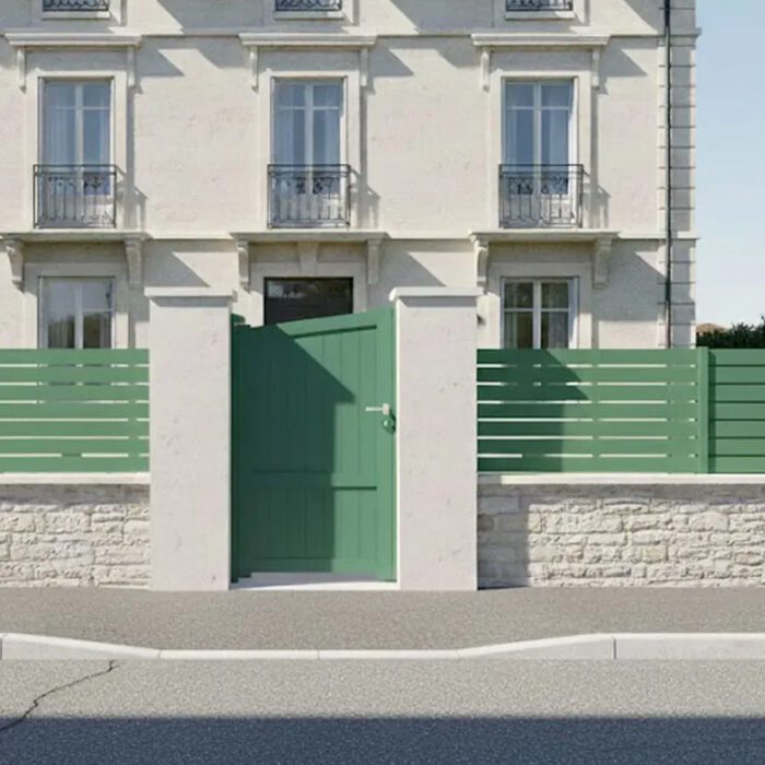 Portillon aluminium SEA vert sapin devant une maison de maître