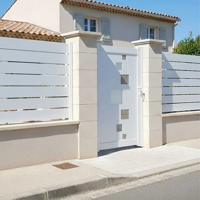 Portillon aluminium SOM blanc devant une maison contemporaine