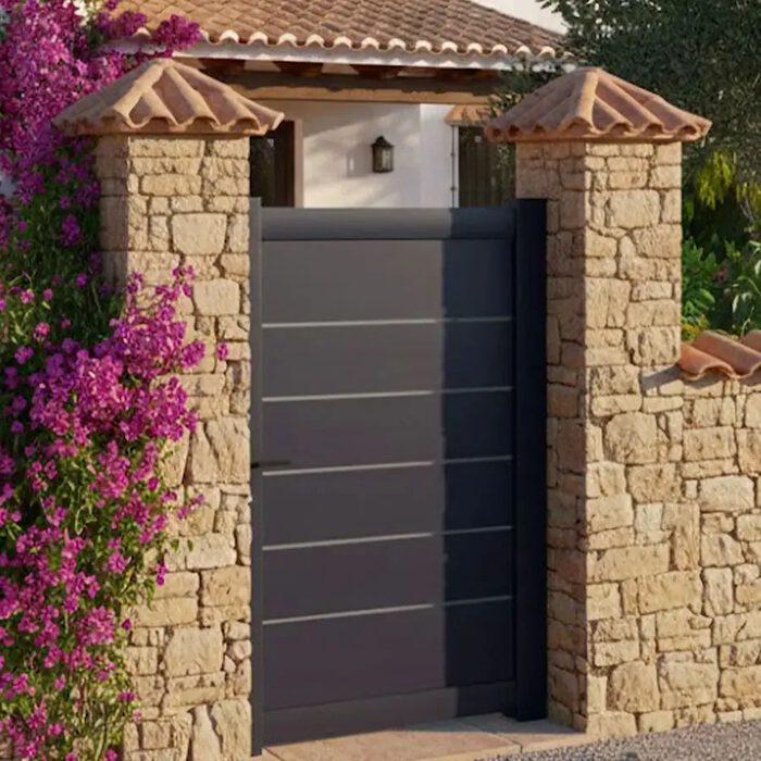 Portillon aluminium TAY gris anthracite devant une maison méditerranéenne