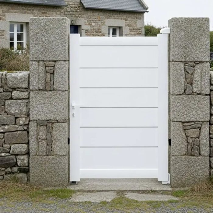 Portillon aluminium TAY blanc posé entre deux piliers en pierre