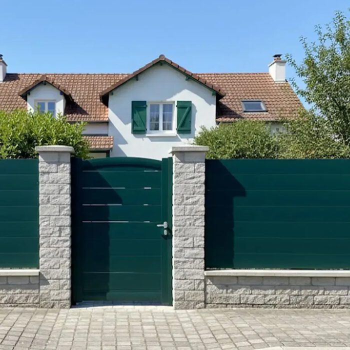 Portillon aluminium TIC vert devant une maison basque