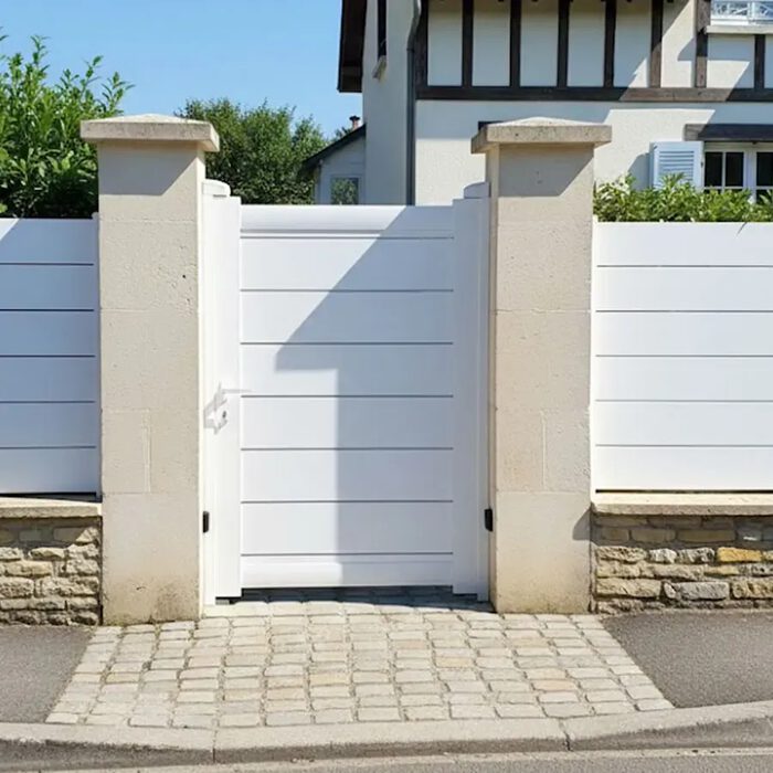 Portillon aluminium TIC blanc avec sa clôture assortie