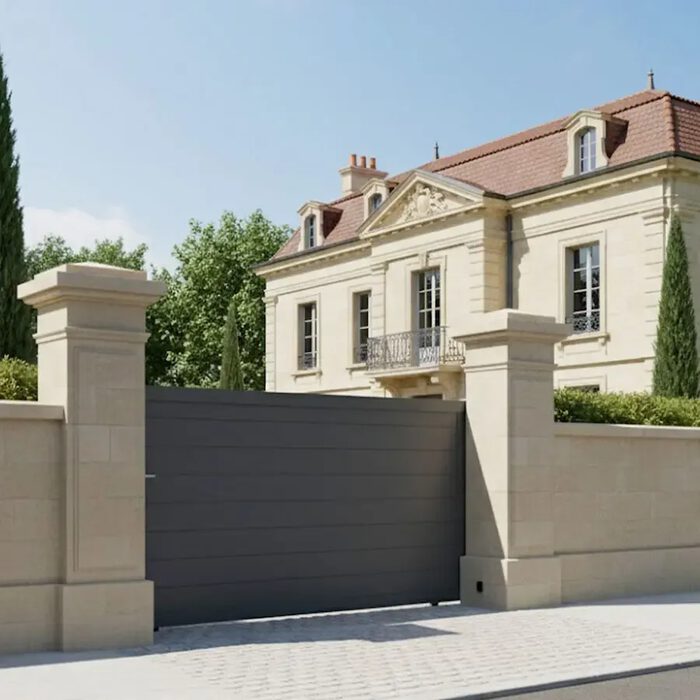 Portillon aluminium TIC gris anthracite devant une demeure ancienne