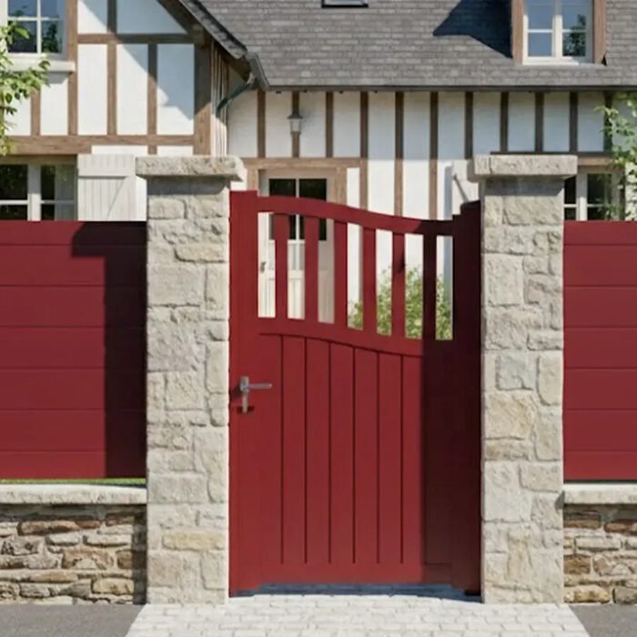Portillon aluminium TOC rouge entre deux piliers en pierre