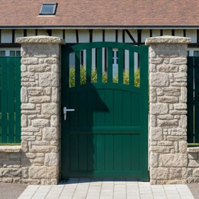 Portillon aluminium TOM vert entre deux piliers en pierre