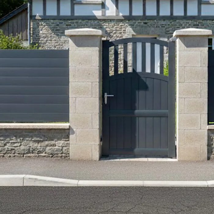 Portillon aluminium TOM gris anthracite posé entre deux piliers