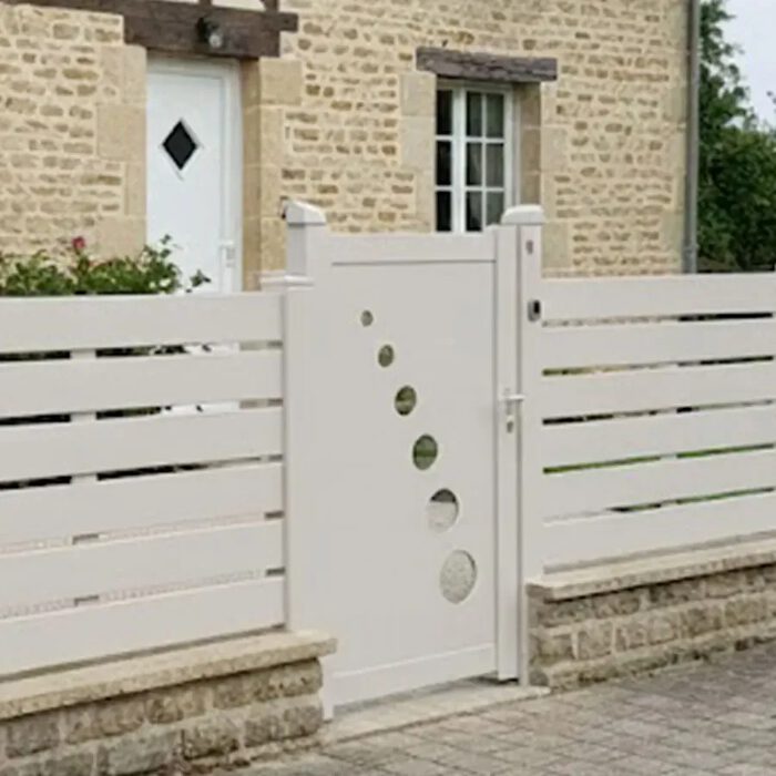 Portillon aluminium TRAI blanc devant une maison en pierre