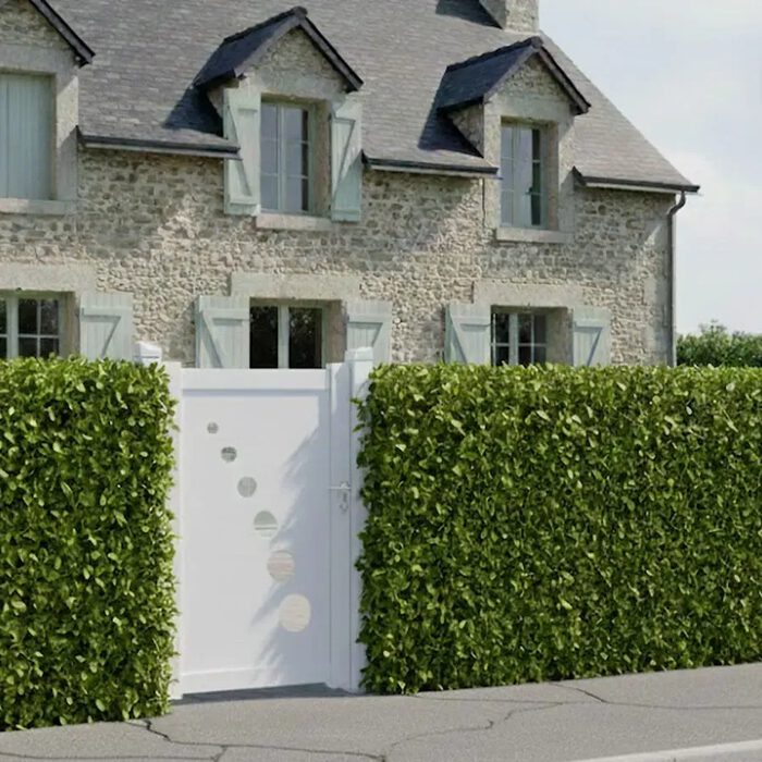 Portillon aluminium TRAI blanc le long d'une haie
