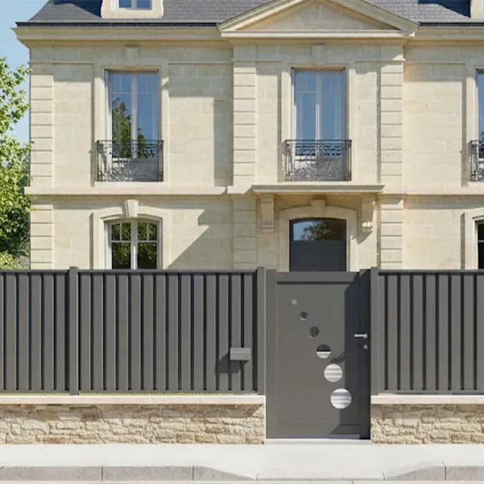 Portillon aluminium TRAI anthracite posé entre deux piliers