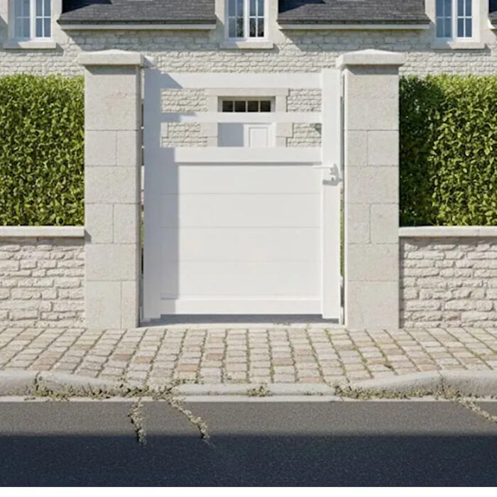 Portillon aluminium TROM blanc posé entre deux piliers en pierre