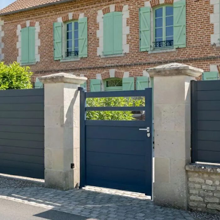 Portillon aluminium TROM bleu entre deux piliers en pierre