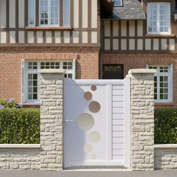 Portillon aluminium VIC blanc devant une maison normande