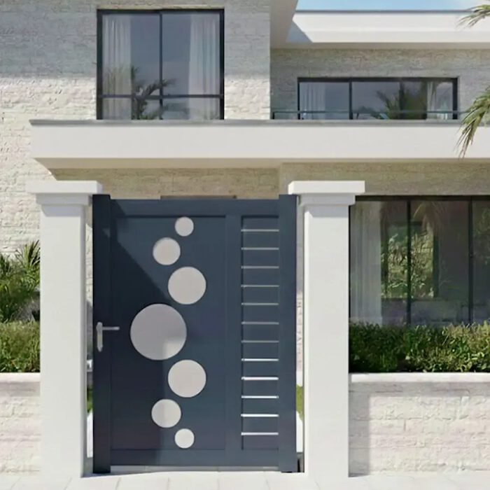 Portillon aluminium VIC blanc devant une maison contemporaine