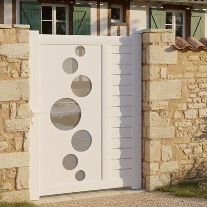 Portillon aluminium VIC blanc entre deux murs en pierre