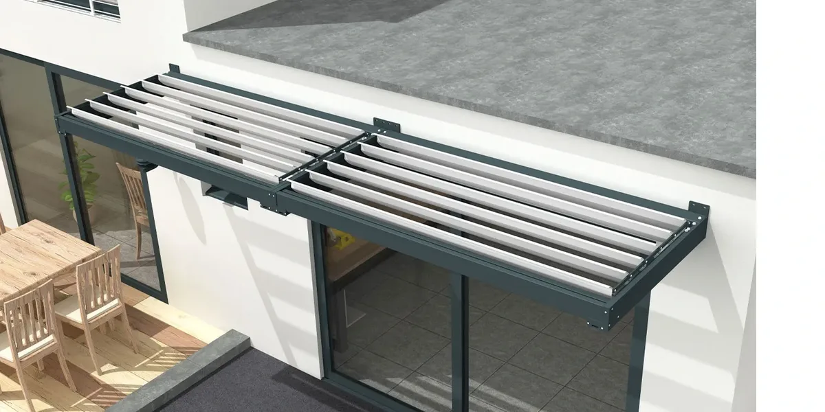 Auvent brise-soleil aluminium vu de dessous, lames orientables ouvertes au-dessus d'une baie vitrée