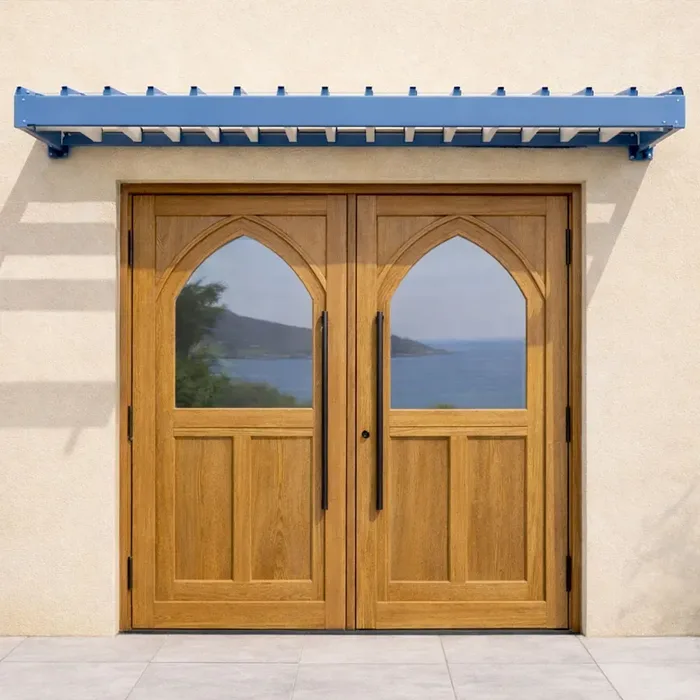 Auvent brise-soleil bleu à lames orientables au-dessus d'une porte en bois vitrée