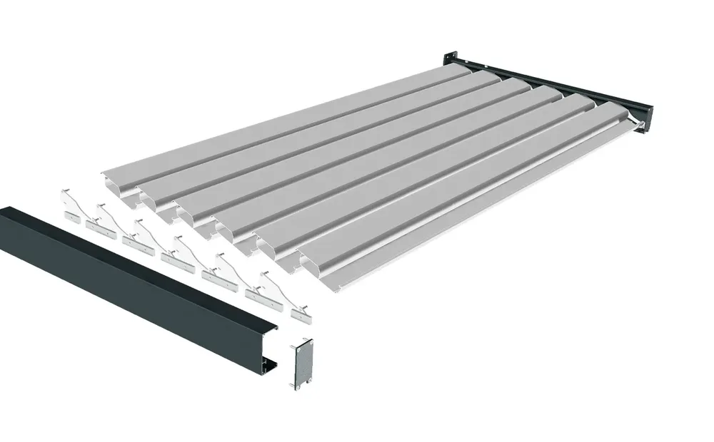 Vue éclatée de l'auvent brise-soleil aluminium : chevron latéral, embout, plats inox de maintien, tablier de lames orientables et platine de fixation murale