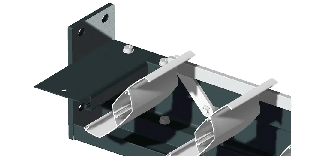 Détail de la platine de fixation murale en aluminium moulé et des plats inox qui relient les lames orientables