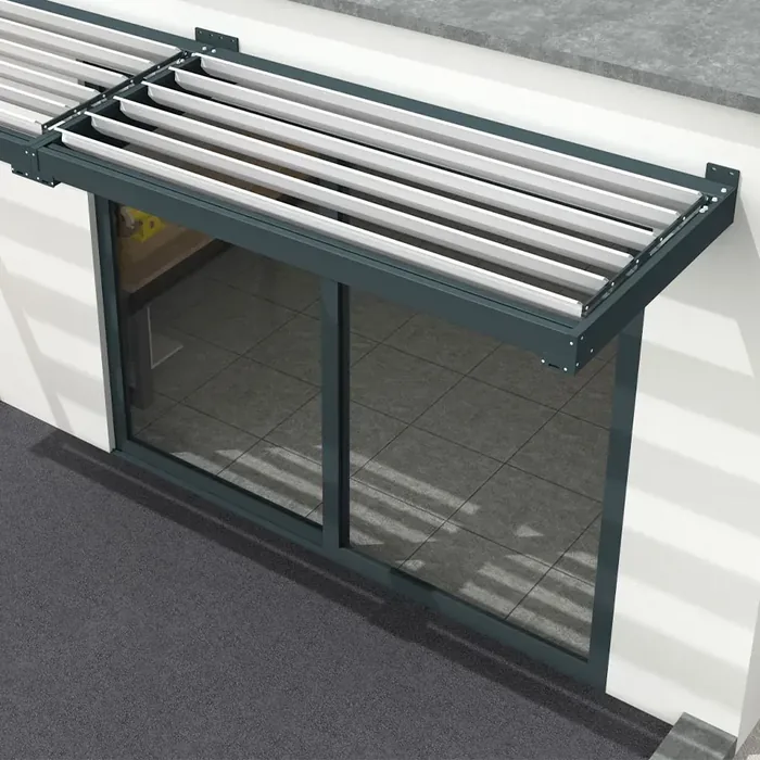 Auvent brise-soleil à lames fixes vu de trois quarts au-dessus d'une baie vitrée sur bardage blanc