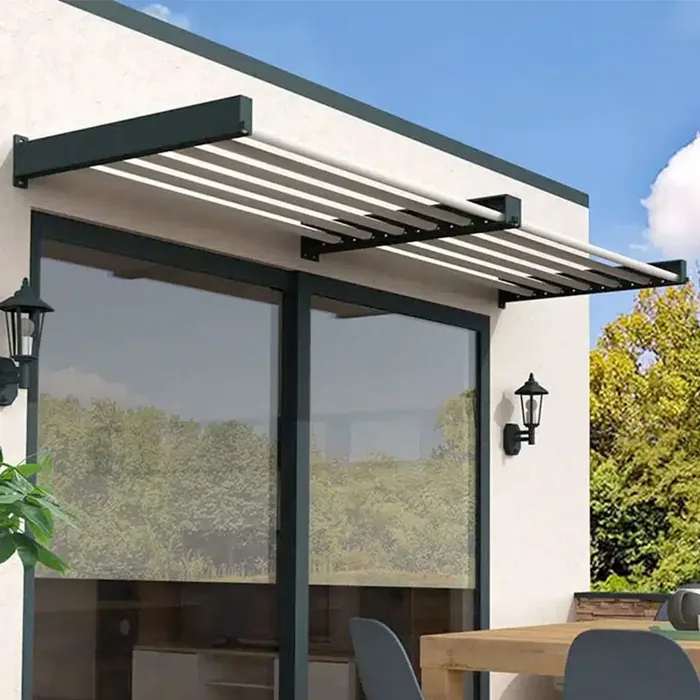 Auvent brise-soleil à lames fixes anthracite sur une façade blanche moderne au-dessus d'une grande baie