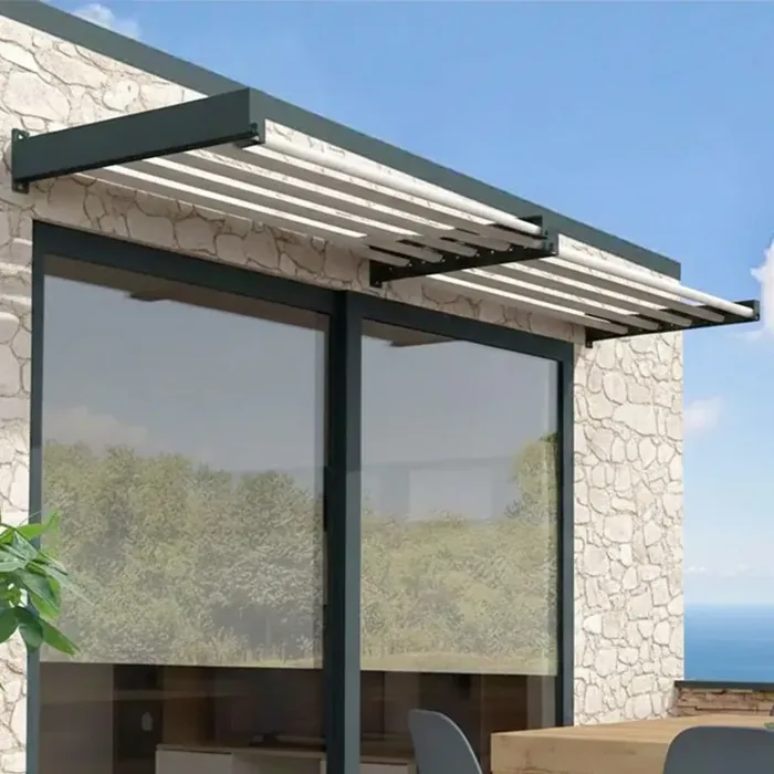 Deux modules d'auvent brise-soleil à lames fixes alignés au-dessus d'une baie vitrée sur une façade en pierre