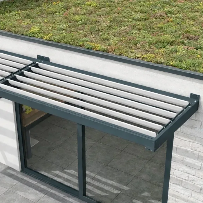 Auvent brise-soleil à lames fixes vu de dessus depuis une toiture végétalisée
