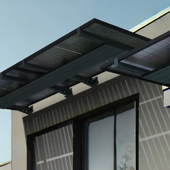 Auvent solaire photovoltaïque en contre-plongée sur un bardage de bâtiment contemporain