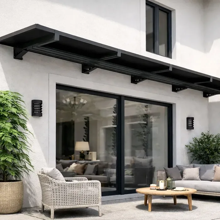 Auvent solaire photovoltaïque courant au-dessus d'une baie vitrée et d'un salon de terrasse
