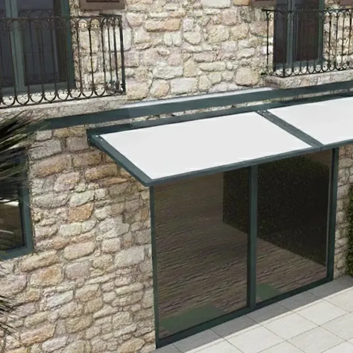 Auvent fixe à panneau blanc et structure anthracite au-dessus d'une baie vitrée sur façade en pierre