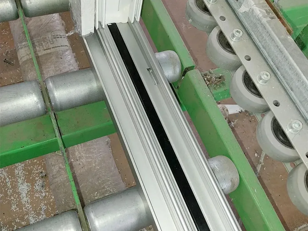 Rail PMR inox plat d'une baie coulissante encastré dans la chape, avec ses galets