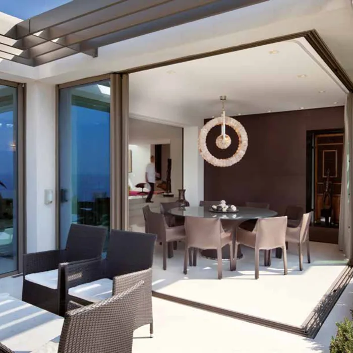 Galandage d'angle vu depuis une terrasse couverte, séjour au fond